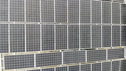 Luftbild Panorama von Sonnenkollektoren. Langsame Bewegung der Kamera über die Panels.
Hintergrund