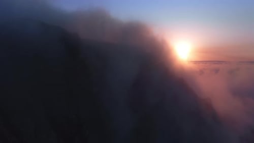 Filmmusik rosafarbene und lila flauschige Wolken, die sich bei goldenem Sonnenuntergang sanft am Himmel bewegen