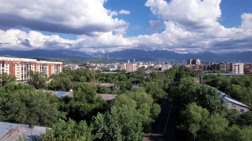 Landschaft der Stadt und Berge mit Wolken