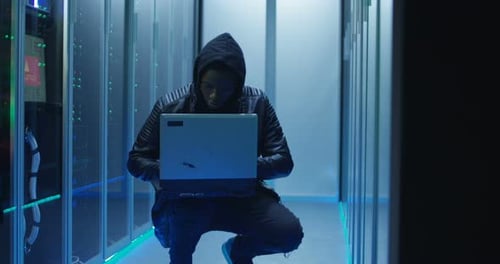 Hacker accroupi dans un centre de données