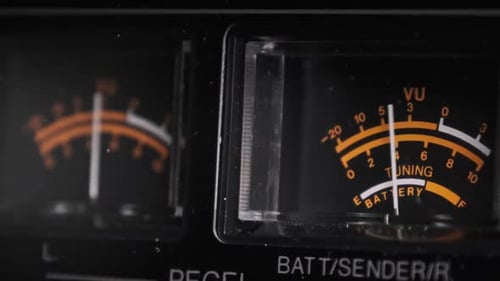 Vúmetros analógicos en indicadores de flecha de grabadora de cinta estéreo de color negro