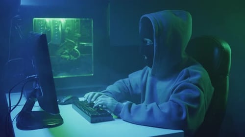 Cyberkrimineller Hacker tippt und regt sich auf
