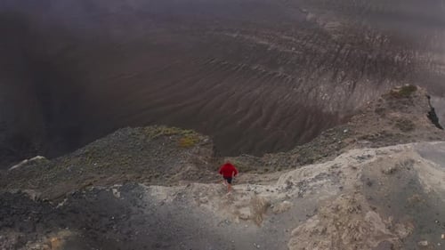 Reisender genießt den Vulkan Capelinhos im Atlantik, Insel Faial, Azoren