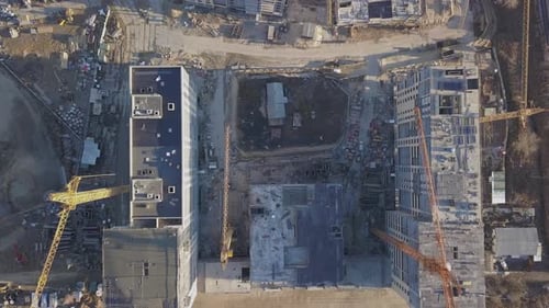 Baustelle einer neuen Wohnanlage. Über die Baustelle fliegen