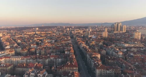 Vue panoramique de Sofia au coucher du soleil avec circulation calme sur Long Boulevard