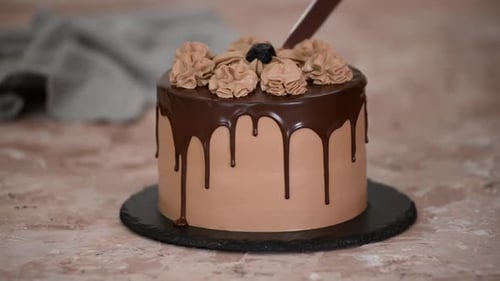 Delicious Chocolate Cake with Ganache and Buttercream