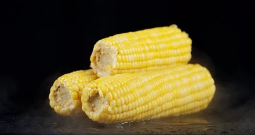 Frischer Mais mit kühlem Dampf