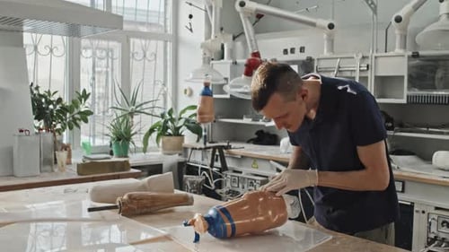 Arbeitsalltag in der Werkstatt zur Herstellung von Prothesen