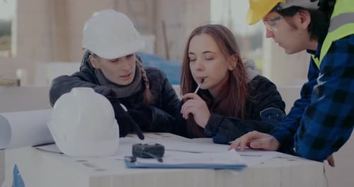 Architekt diskutiert mit Ingenieur und Auftragnehmer über Bauplan