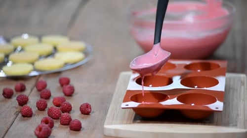 Preparación de una sabrosa tarta de mousse. Tartas de mousse francesas con glaseado de espejo. Postre europeo moderno