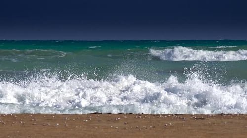 Mer tropicale Whitecap avant l'approche de la tempête dans le ciel