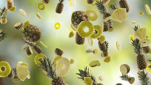 Ananas mit Scheiben, die auf Gartenhintergrund fallen