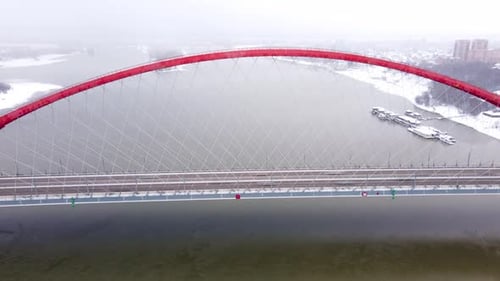 Winterhyperlapse der Straßenbrücke