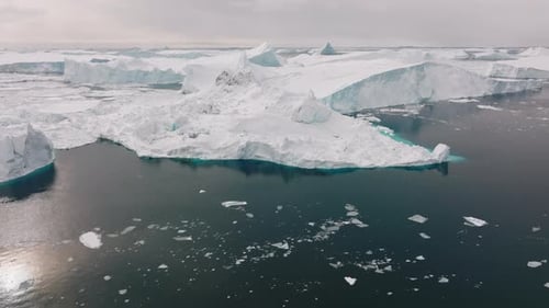 Drone sobre o mar e o gelo de Ilulissat Icefjord