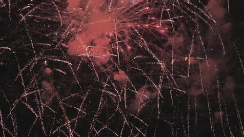 Wunderschönes Feuerwerk in der Nacht über der Stadt
