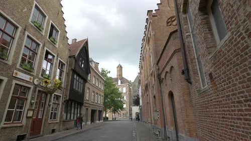 Calle con edificios de ladrillo