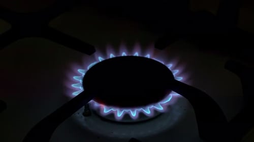 El gas se está encendiendo. Estufa de gas