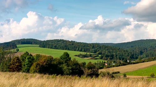 Wolken und Schatten bewegen sich.