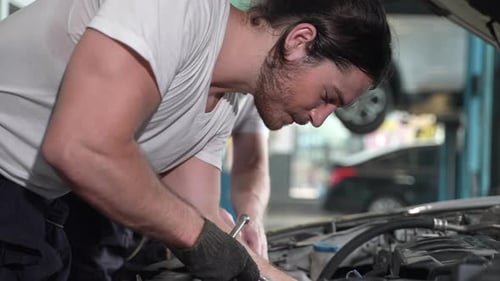 oficina de pessoal técnico para manutenção de motor automotivo em estação de conserto de garagem