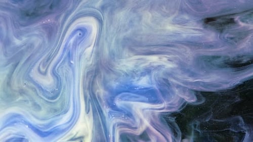 Belles particules dorées scintillantes dans de la fumée blanche sur fond noir
