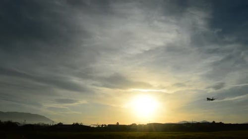 Flugzeug fährt vorbei und kommt bei Sonnenuntergang an