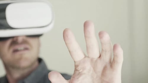 Mittlerer erwachsener Mann mit Virtual-Reality-Headset