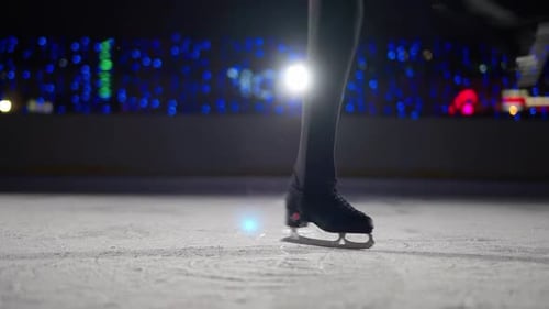 Un gymnaste professionnel de Dancing on Ice exécute un trick à Ice Man qui fait tourner sur des patins une vue sur