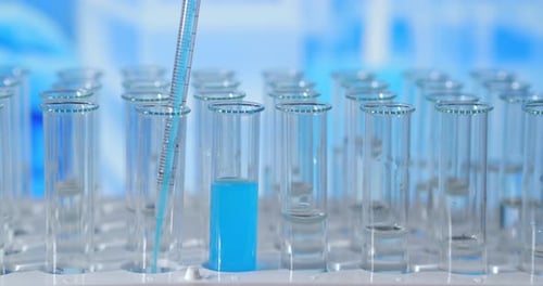 Wissenschaftliche Tests im Labor zur Analyse oder Forschung. Laborröhrchen mit Blut und Virus
