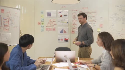 Eine Gruppe multiethnischer Geschäftsteams spricht, kommuniziert, diskutiert und arbeitet im Büro im Besprechungsraum