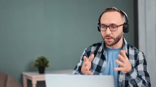 Bearded Guy Consulting Online-Interview, Webinar, Computer verwenden