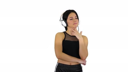 Jovem mulher bonita e esportiva apreciando a música em fones de ouvido