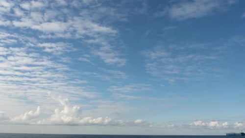 Zeitrafferaufnahmen von Wolken, die über dem Meer schweben.