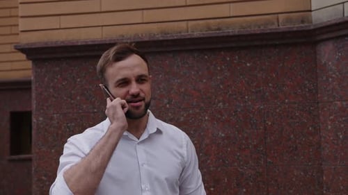 Nahaufnahme eines jungen Mannes mit seinem Handy