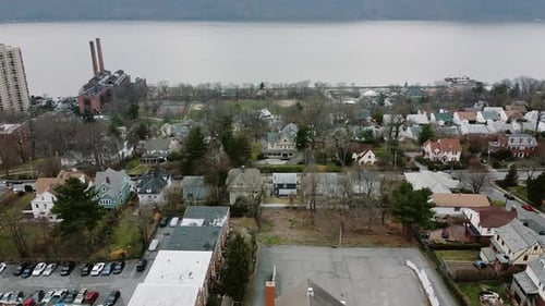 Vistas aéreas sobrevuelan casas vecinales en los suburbios y una antigua central eléctrica de Yonkers, Nueva