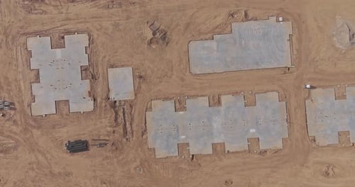 Vista aérea de la preparación de la obra para la construcción de una nueva casa sin terminar con los cimientos
