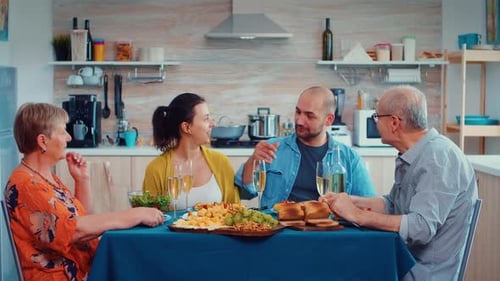 Parler et tinter au dîner