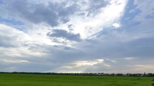 Zeitraffer bei Bewölkung in der Regenzeit