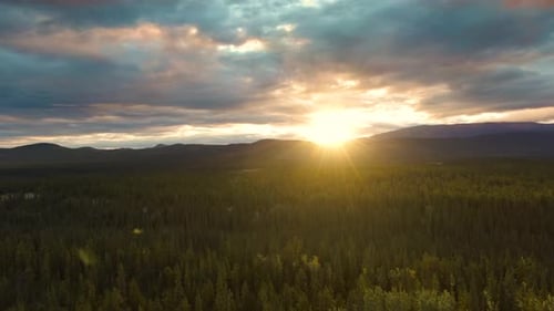 Vista do vale cênico cercado por montanhas ao pôr do sol