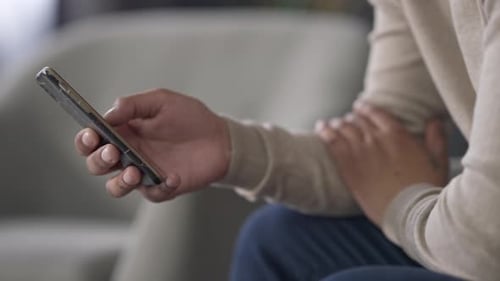 Primer plano de pantalla de teléfono inteligente deslizando la mano masculina