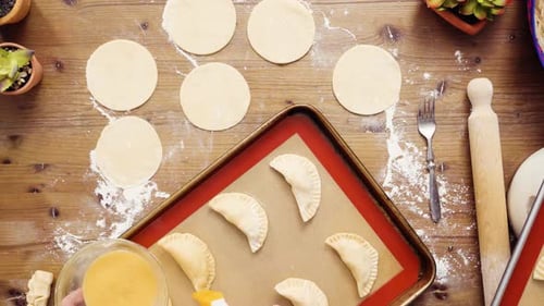 Lay plat. Étape par étape. Pâte à rouler pour empanadas faites maison.