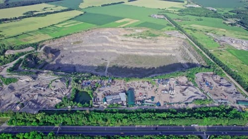 Tagebau Granit Steinbruch mit Arbeitsmaschinen