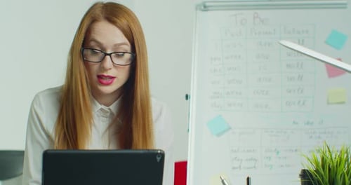 Enseignement virtuel d'un professeur d'anglais Regardez TabletPC Give Distance Lesson
