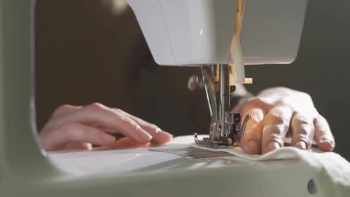 Zeitlupe des überziehenden Stoffes auf einer Nähmaschine