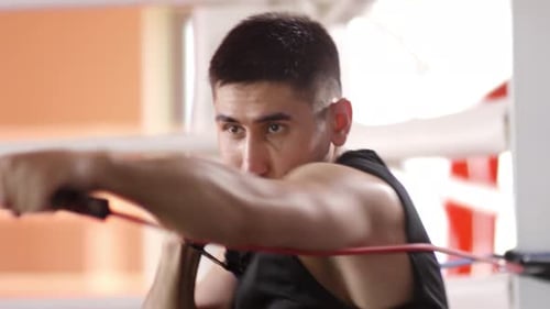 Abfolge von Clips des Boxers beim Trainieren mit Widerstandsband