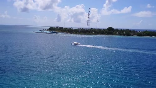 Drohnenhimmel der Strandzeit des Resorts am blauen Wasser mit Sandhintergrund