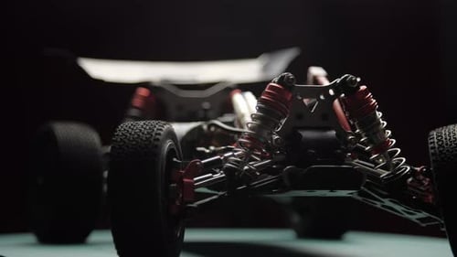 Vista frontal del modelo de coche de coche con control por radio, sin carcasa giratoria sobre la alfombrilla de corte