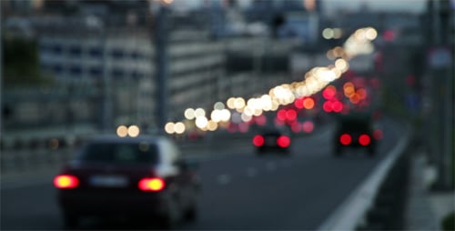 Verkehr auf einer Straße bei Nacht