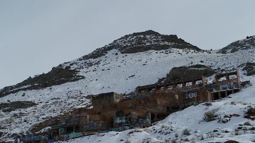 Construit sur le flanc d'une montagne en 1920 à l'extrémité sud de Genola, dans l'Utah, le Old Tintic Mill p
