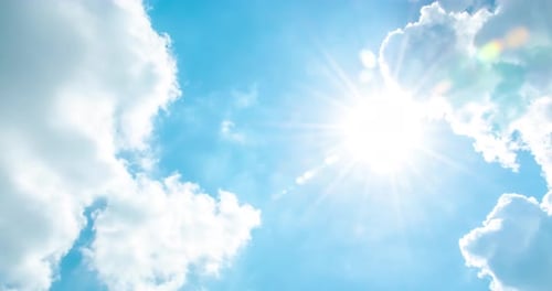 Zeitraffer der Wolkenlandschaft mit strahlender Sonne, die sich hinter Wolken zeigt.