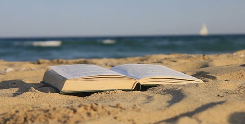 Das Buch des Sandes am Strand